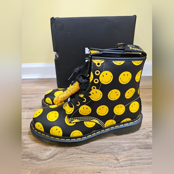 Dr. Martens 1460 SMILEY® SMOOTH LEATHER LACE UP BOOTS, size US 11 - Picture 5 of 15